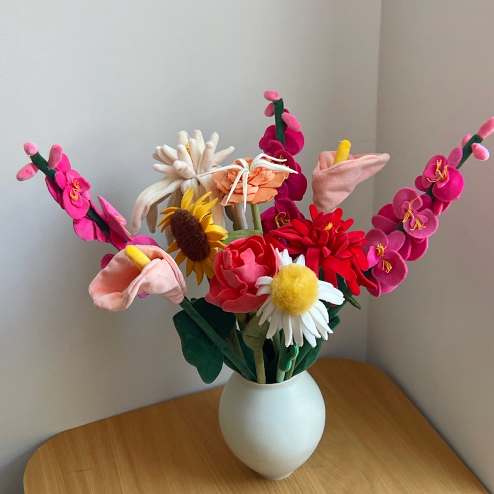 CJ Hendry 10 flower bouquet + tote bag + ribbon
